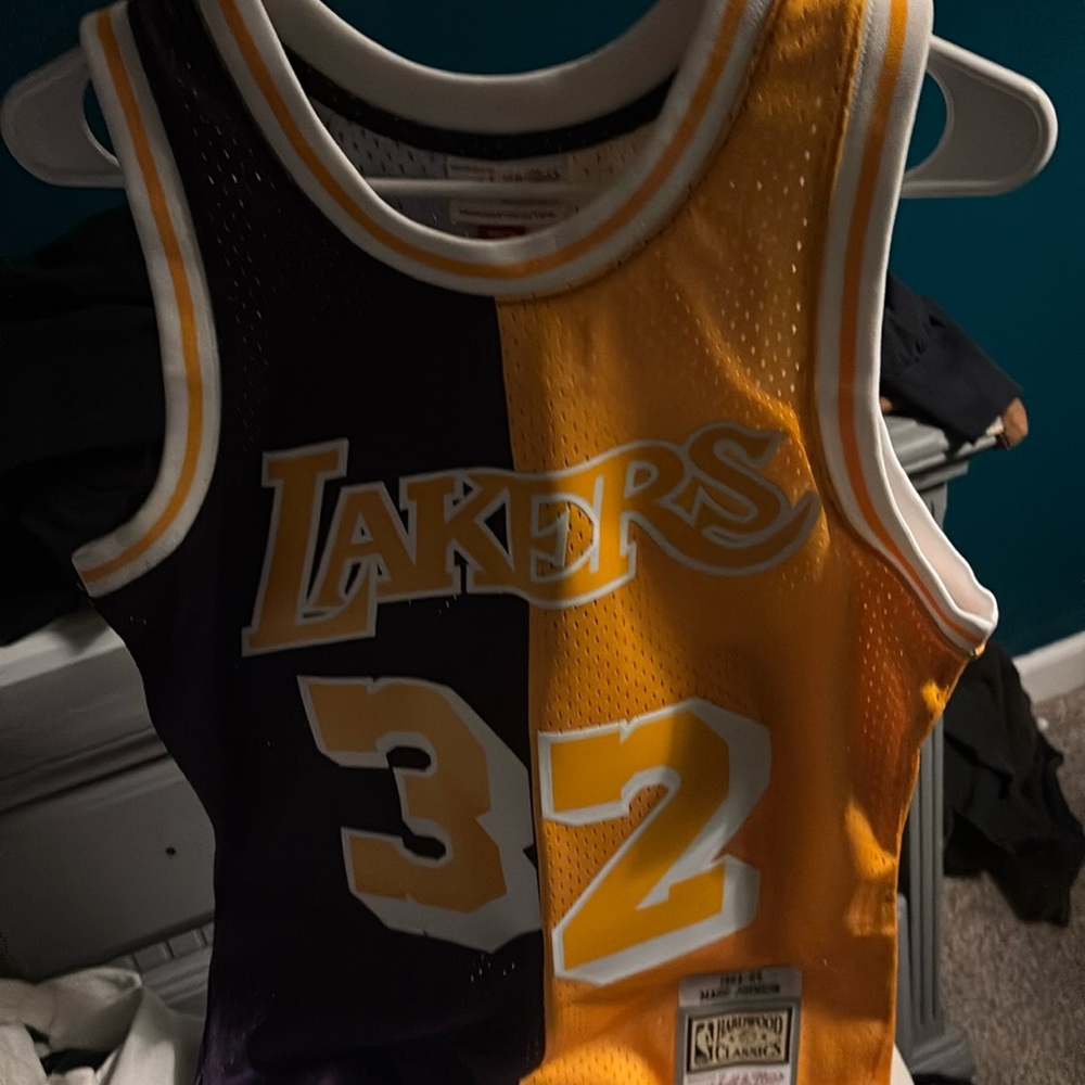 Magic Johnson jersey Mitchell and ness condition is excellent LA lakers